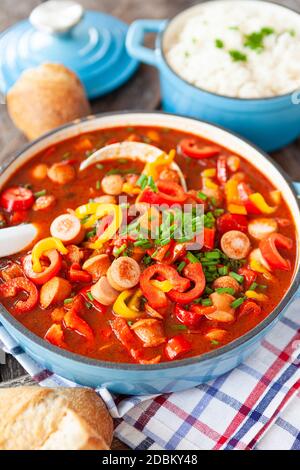 Herzhafter Eintopf mit deutschen Würstchen und Paprika Stockfoto