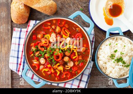 Herzhafter Eintopf mit deutschen Würstchen und Paprika Stockfoto