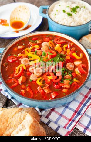 Herzhafter Eintopf mit deutschen Würstchen und Paprika Stockfoto