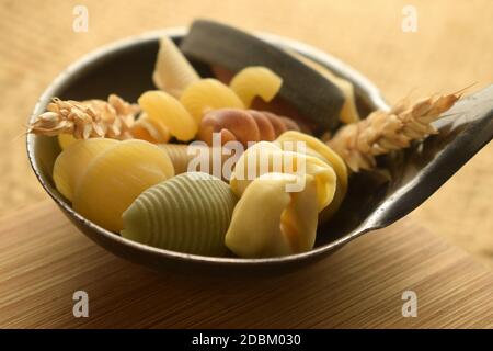 Nudeln mit Weizen in der Pfanne gemischt Stockfoto