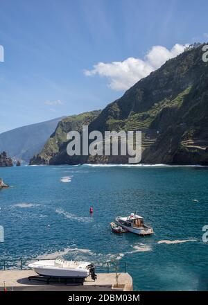 Porto Moniz, Madeira, Portugal - 18 April 2018: Fischerei-und Yachthafen in Porto Moniz an der Nordküste Madeiras. Portugal Stockfoto