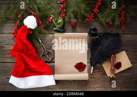 Leere Wunschliste für Weihnachtsmann auf Holztisch mit Weihnachtsschmuck. Draufsicht. Stockfoto