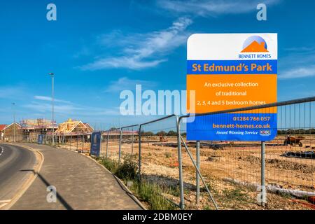 Schild für St Edmund's Park - ein neues Anwesen von Bennett Homes, das auf einem Grünfeld am Rande von Hunstanton im Norden Norfolks gebaut wird. Stockfoto