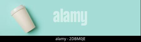 Einfach minimalistisches Design Papier Kaffeetasse auf blauem pastellfarbenem Hintergrund. Behälter für Getränke zum Mitnehmen. Good Morning Wake Up Wake-Konzept. Vorlage von Getränk Mock Stockfoto