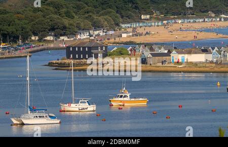 Blick Von Hengistbury Fahren Sie Über Den Christchurch Harbour Auf Das Black House, The Run, Mudeford Quay, Avon Beach Und Die Strandhütten Am Mudeford Sand Spit Stockfoto