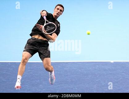 Joe Salisbury in Aktion während seinem Match am Tag drei der Nitto ATP-Finale in der O2 Arena, London verdoppelt. Stockfoto