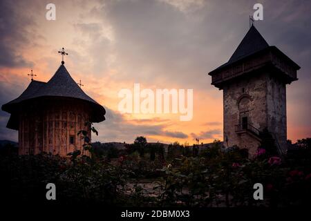 GURA HUMORULUI, RUMÄNIEN - August 14 2019: Das orthodoxe Kloster Humor bei Sonnenuntergang. UNESCO-Weltkulturerbe. Suceava County, Rumänien. Stockfoto