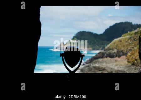 Fernglas zeigt auf den Leuchtturm von Heceta Head, Oregon, USA Stockfoto