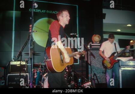 Coldplay spielt den HMV-Plattenladen am 10. Juli 2000, um ihr Debüt-Album Parachutes zu promoten. Oxford Street, London, England, Großbritannien. Stockfoto