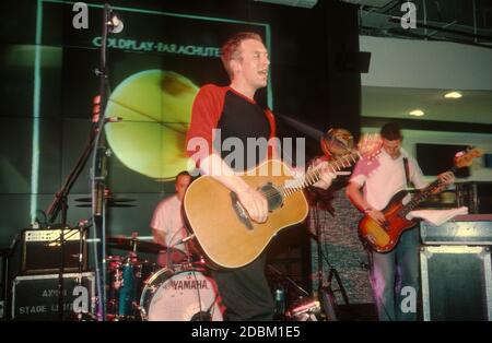 Coldplay spielt den HMV-Plattenladen am 10. Juli 2000, um ihr Debüt-Album Parachutes zu promoten. Oxford Street, London, England, Großbritannien. Stockfoto