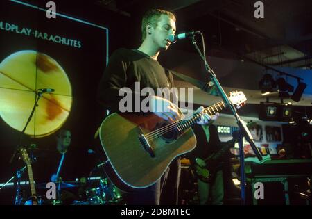 Coldplay spielt den HMV-Plattenladen am 10. Juli 2000, um ihr Debüt-Album Parachutes zu promoten. Oxford Street, London, England, Großbritannien. Stockfoto