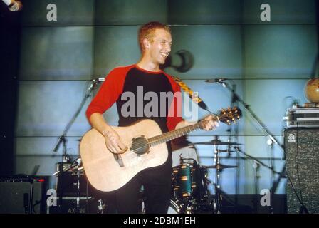 Coldplay spielt den HMV-Plattenladen am 10. Juli 2000, um ihr Debüt-Album Parachutes zu promoten. Oxford Street, London, England, Großbritannien. Stockfoto