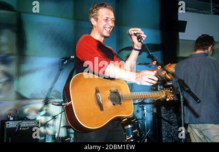 Coldplay spielt den HMV-Plattenladen am 10. Juli 2000, um ihr Debüt-Album Parachutes zu promoten. Oxford Street, London, England, Großbritannien. Stockfoto