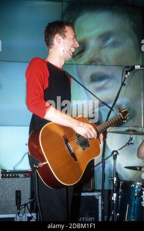 Coldplay spielt den HMV-Plattenladen am 10. Juli 2000, um ihr Debüt-Album Parachutes zu promoten. Oxford Street, London, England, Großbritannien. Stockfoto