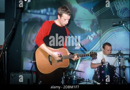 Coldplay spielt den HMV-Plattenladen am 10. Juli 2000, um ihr Debüt-Album Parachutes zu promoten. Oxford Street, London, England, Großbritannien. Stockfoto