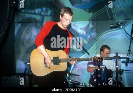 Coldplay spielt den HMV-Plattenladen am 10. Juli 2000, um ihr Debüt-Album Parachutes zu promoten. Oxford Street, London, England, Großbritannien. Stockfoto