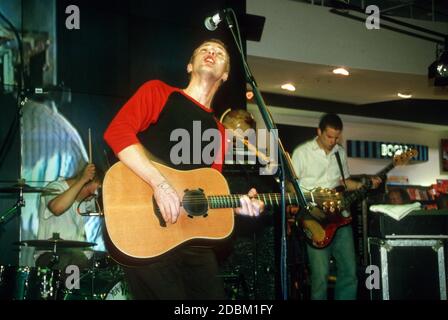 Coldplay spielt den HMV-Plattenladen am 10. Juli 2000, um ihr Debüt-Album Parachutes zu promoten. Oxford Street, London, England, Großbritannien. Stockfoto