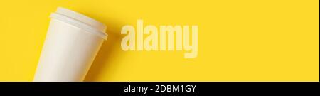 Einfach minimalistisches Design Papier Kaffeetasse auf gelb bunt trendy Hintergrund. Getränkebehälter zum Mitnehmen. Guten Morgen Wake Up Awake Konzept. Vorlage von Stockfoto