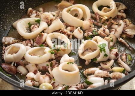 Tintenfischringe in Auflauf als Sauce für Pasta namens Calamarata Stockfoto