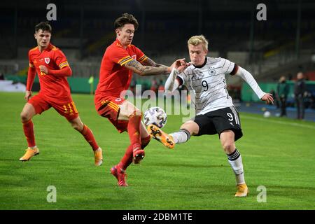 Braunschweig, Deutschland. November 2020. Fußball, U-21 Männer: Europameisterschaft Qualifikation, Deutschland - Wales, 1. Runde, Gruppe 9, 8. Spieltag im Eintracht Stadion. Jonathan Burkardt (r) spielt gegen Wales Cameron Coxe. Quelle: Swen Pförtner/dpa - WICHTIGER HINWEIS: Gemäß den Bestimmungen der DFL Deutsche Fußball Liga und des DFB Deutscher Fußball-Bund ist es untersagt, im Stadion und/oder aus dem Spiel aufgenommene Aufnahmen in Form von Sequenzbildern und/oder videoähnlichen Fotoserien zu nutzen oder auszunutzen./dpa/Alamy Live News Stockfoto