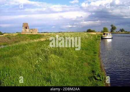 Ein Bild von St. Benets Abbey aus dem Jahr 2006, Norfolk Broads, UK.Holm Abbey mit seinem 18c Windmühle Turm ist in ihm gebaut die Abtei wurde nie von König Heinrich VIII aufgelöst, im Gegensatz zu allen anderen Stockfoto