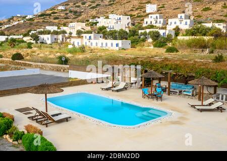 IOS, Griechenland - 20. September 2020: Sommerpool neben der griechischen Sommervilla in Chora auf der Insel iOS. Kykladen, Griechenland Stockfoto