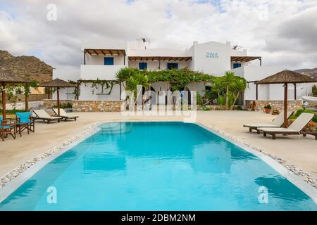 IOS, Griechenland - 20. September 2020: Griechische Sommervilla mit Pool in Chora auf der Insel iOS. Kykladen, Griechenland Stockfoto