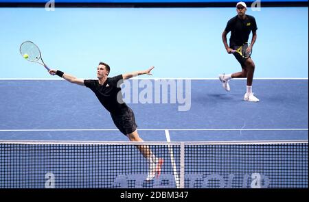 Rajeev RAM und Joe Salisbury (links) in Aktion bei ihrem Doppelspiel am dritten Tag des Nitto ATP Finals in der O2 Arena, London. Stockfoto