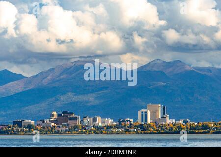 Wolken über Küstenstadt, Anchorage, Alaska, USA Stockfoto