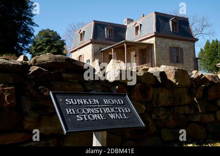 Ein Schild, das die Lage des Schlachtortes des Bürgerkriegs, Sunken Road, beschreibt. Im Fredericksburg & Spotsylvania National Military Park, Virginia. Stockfoto