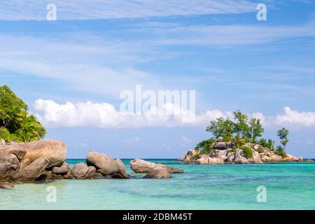 Eine kleine Insel und vielen großen Steinen Stockfoto