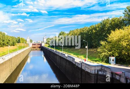 Gateway Nummer 7 des Kanals nach Moskau im Pokrowskoe-Streshnevo (Tushino) Bezirk von Moskau benannt. Blick auf die Schleuse auf dem Moskau Stockfoto