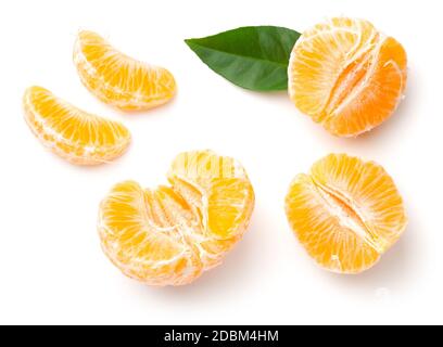 Geschälte Mandarinen auf weißem Hintergrund isoliert. Satz von Mandarinen oder Clementinen. Draufsicht, flach liegend Stockfoto