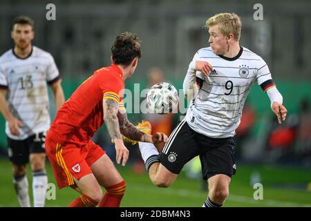 Braunschweig, Deutschland. November 2020. Fußball, U-21 Männer: Europameisterschaft Qualifikation, Deutschland - Wales, 1. Runde, Gruppe 9, 8. Spieltag im Eintracht Stadion. Jonathan Burkardt (r) spielt gegen Wales Cameron Coxe. Quelle: Swen Pförtner/dpa/Alamy Live News Stockfoto