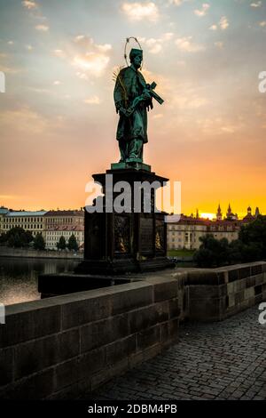 Karlsbrücke Prag Tschechische Republik Sonnenaufgang Stockfoto