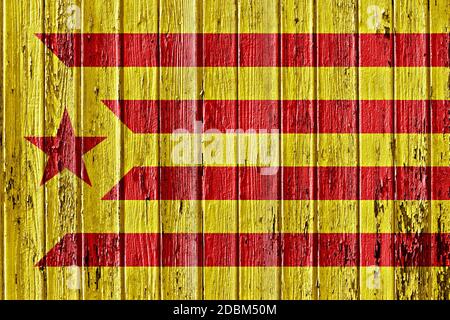 Flagge der katalanischen Separatistbewegung auf Holzrahmen bemalt Stockfoto