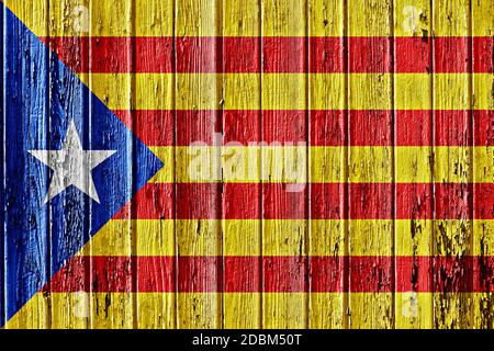 Flagge der katalanischen Unabhängigkeitsbewegung auf Holzrahmen bemalt Stockfoto
