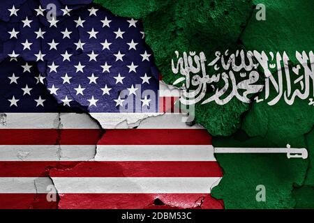 Flaggen der USA und Saudi Arabien auf rissige Wand gemalt Stockfoto