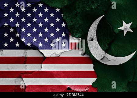 Flaggen der USA und Pakistan auf rissige Wand gemalt Stockfoto