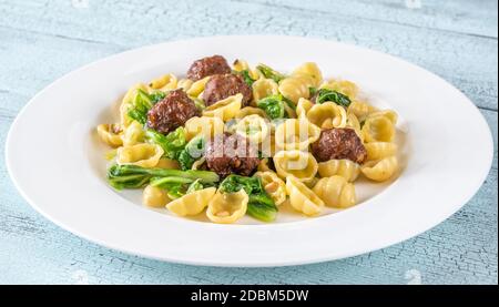 Fleischbällchen mit Nudeln, Grünkohl und Pinienkernen Stockfoto