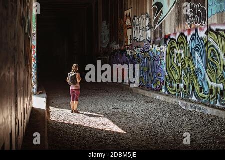 Wanderer im verlassenen Tunnel, Truckee, Kalifornien, USA Stockfoto