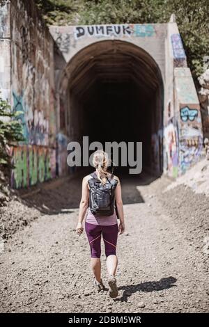 Wanderer zu Fuß in Richtung dunklen Tunnel, Truckee, Kalifornien, USA Stockfoto