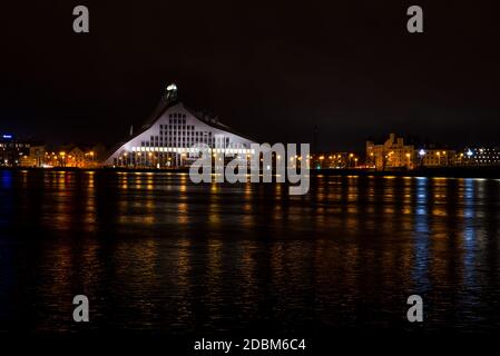 Nachtansicht über die Daugava in Riga. Lettland Stockfoto