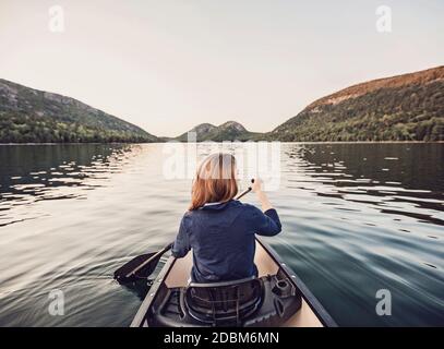 Frau Kanufahren in Jordan Pond, Acadia National Park, Maine, USA Stockfoto