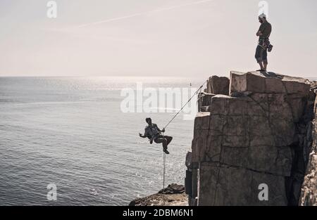 Kletterer auf Otter Klippen, Acadia National Park, Maine, USA Stockfoto