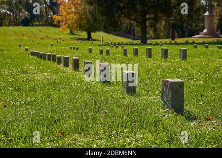 Reihen von kleinen Steingräbern auf dem Nationalfriedhof. Im Fredericksburg & Spotsylvania National Military Park, Virginia. Stockfoto