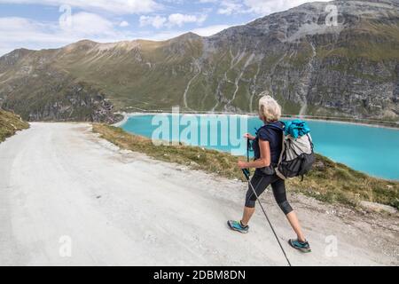 Senior Wanderer in der Nähe Stausee in Schweizer Alpen, Ã‚Â HauteÃ‚Â Route Traverse, Kanton Ã‚Â ValaisÃ‚Â, Schweiz Stockfoto