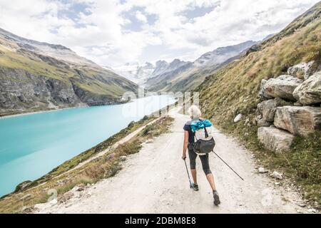 Senior Wanderer in der Nähe Stausee in Schweizer Alpen, Ã‚Â HauteÃ‚Â Route Traverse, Kanton Ã‚Â ValaisÃ‚Â, Schweiz Stockfoto