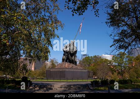 Vorderansicht mit Bäumen von Soldaten in der großen, bronzenen Iwo Jima Skulptur auf der US Marine Corps war Memorial Site in Rosslyn, Arlington, Virginia. Stockfoto