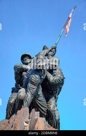 Frontansicht der Soldaten in der großen, bronzenen Iwo Jima Skulptur auf der US Marine Corps war Memorial Site in Rosslyn, Arlington, Virginia. Stockfoto